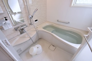 House, 4 Bedrooms | Bathroom | Separate tub and shower, deep soaking tub, hair dryer, towels