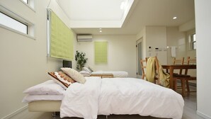 Ein modernes Schlafzimmer mit einem großen Bett, einem Schreibtisch und einem Sessel.