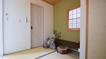 House, 4 Bedrooms | Iron/ironing board, bed sheets