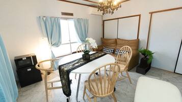 House, 2 Bedrooms | In-room dining
