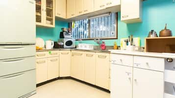 House, 2 Bedrooms | Private kitchen | Fridge, microwave, stovetop, electric kettle