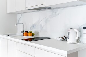 Appartement | Privékitchenette | Een mini-koelkast, een kookplaat, een vaatwasser