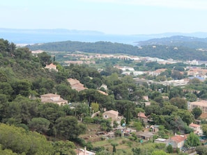 A residential area with houses surrounded by trees and hills in the background. - Small Studio No. 5 with Ocean View (Bormes-les-Mimosas)