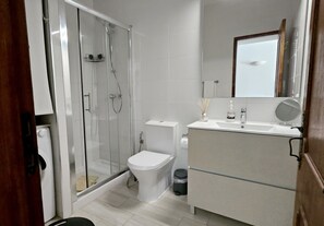Dusche, Haartrockner, Handtücher