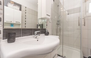 Shower, jetted bath, hair dryer, towels