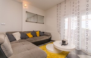 Fernseher, Kamin, Tischtennisplatte