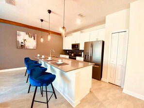 Fridge, microwave, oven, stovetop - Luxury 4 bedroom 3 bath pool Home 186 (Davenport)