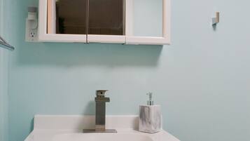 Chuveiro, secador de cabelo, toalhas de banho