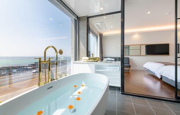 Suite estudio Royal | Baño | Amenidades de baño de diseñador, secadora de cabello, pantuflas, bidet