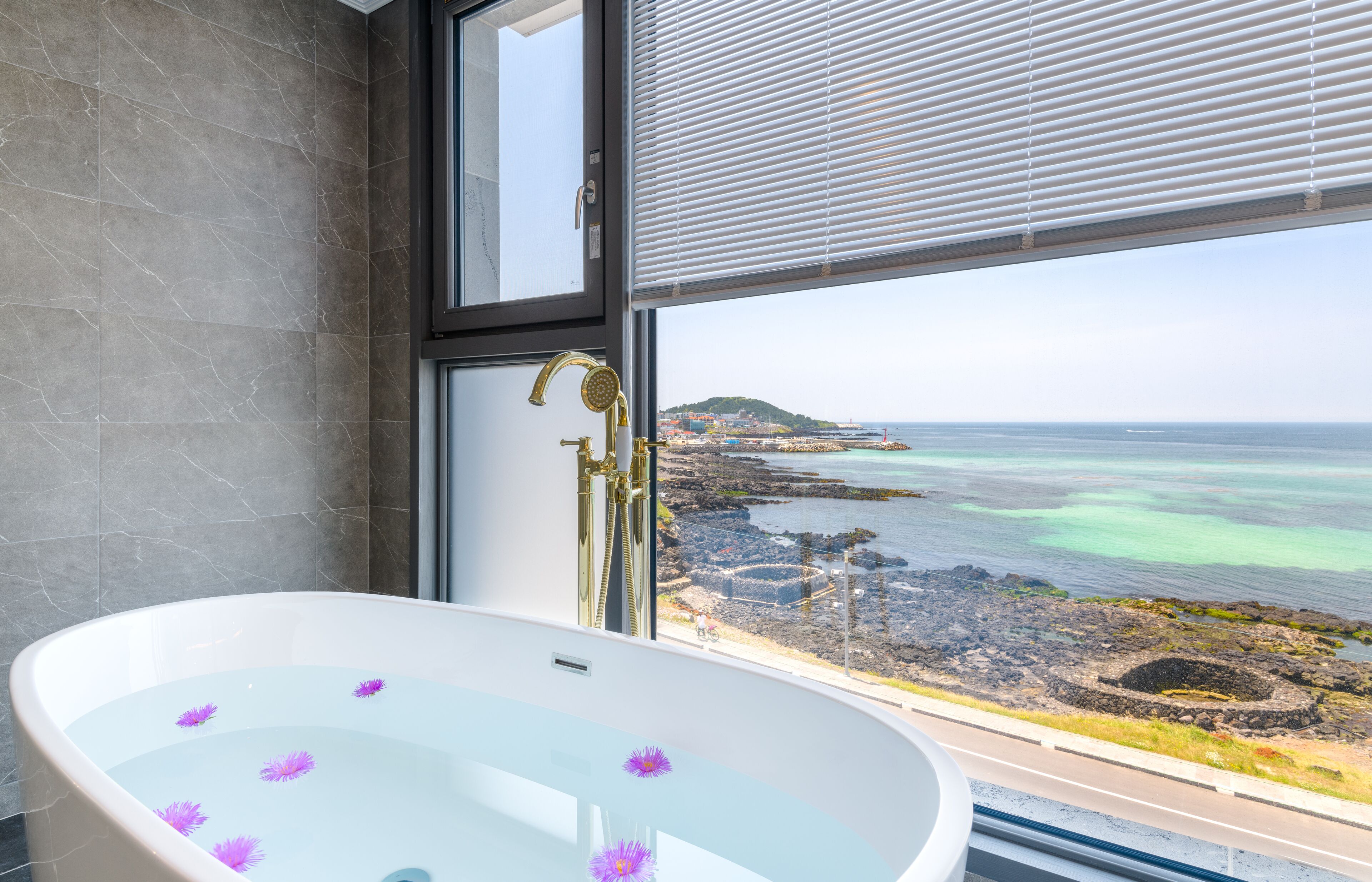 family studio suite | deep-soaking bathtub