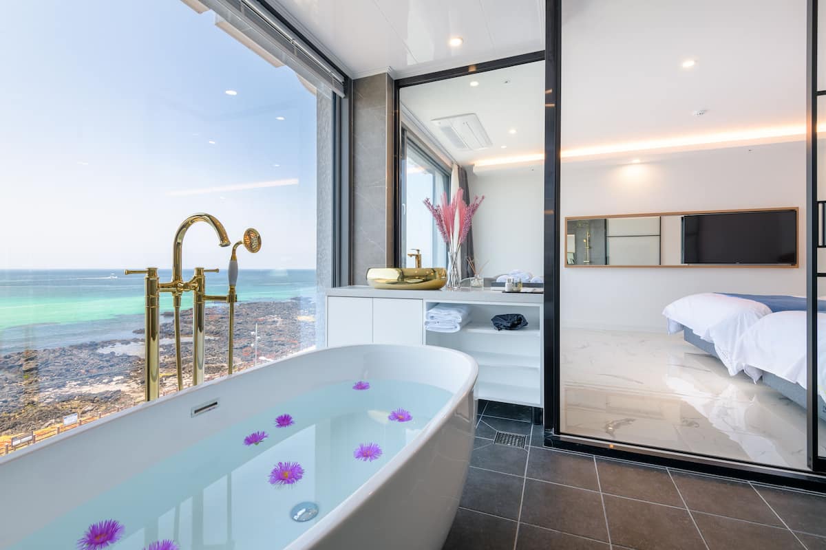 Suite estudio familiar | Baño | Amenidades de baño de diseñador, secadora de cabello, pantuflas, bidet