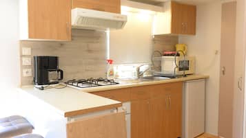 Geladeira, micro-ondas, fogão, cooktop