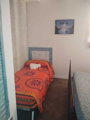 1 slaapkamer, een strijkplank/strijkijzer, wifi, beddengoed