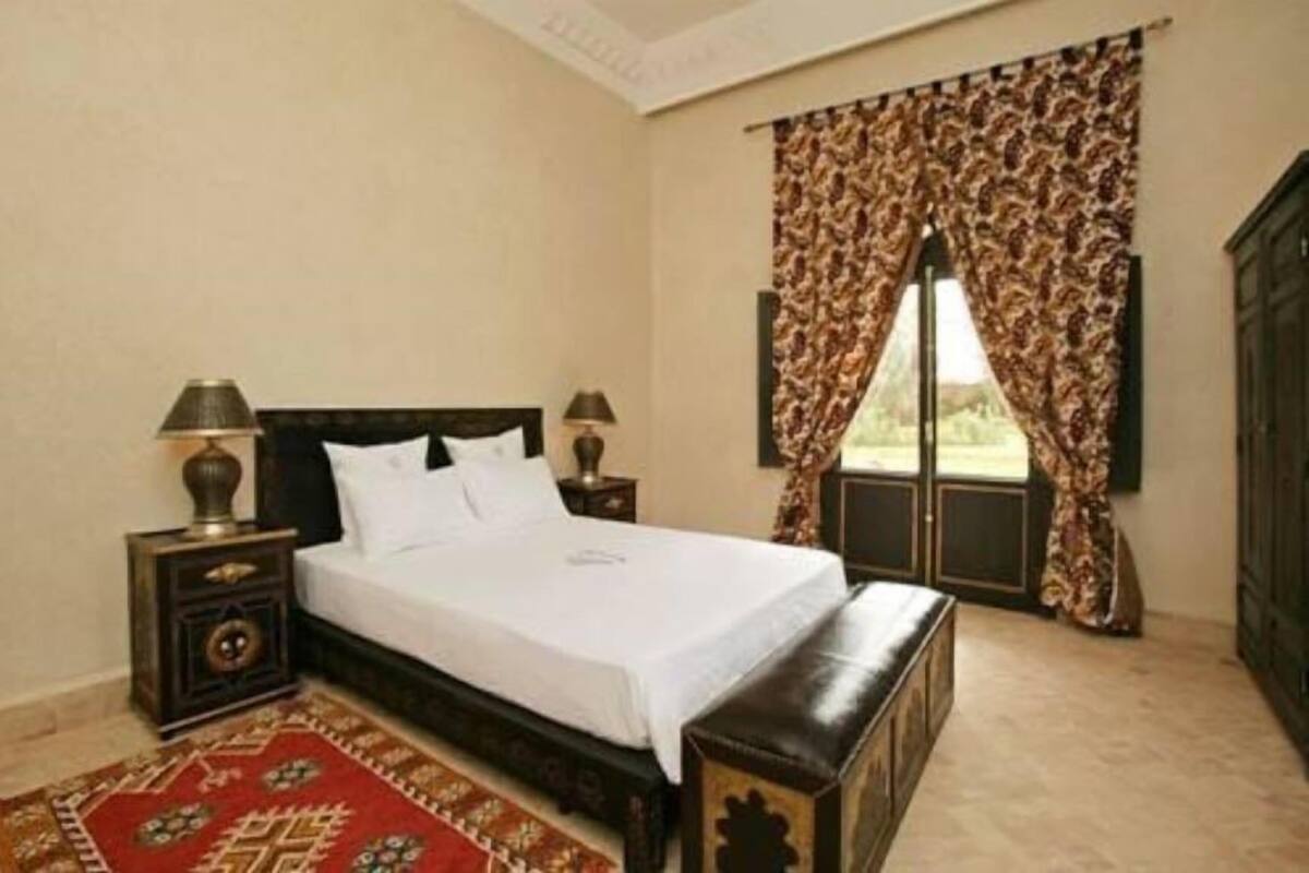 Escritorio, cortinas blackout y ropa de cama