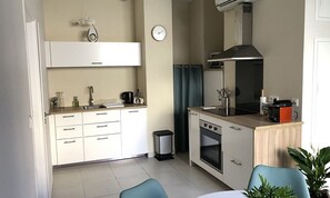 Fridge, microwave, oven, stovetop - Etoile de Mer : T2 Avec Jardin, Accessible aux Personnes à Mobilité Réduite, (Sète)