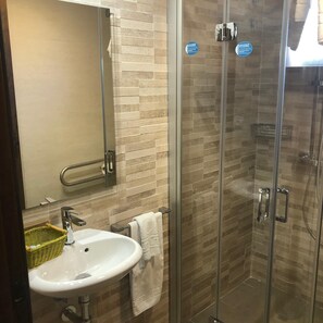 Apartment, 1 Bedroom | Bathroom | Towels