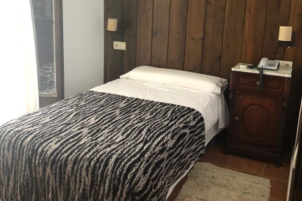 Single Room | Iron/ironing board (on request), free cots/infant beds, free WiFi