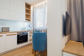 Fridge, stovetop, dishwasher, espresso maker - ShortStayPoland Aparthotel (Warsaw)