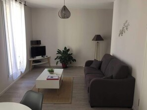 TV, stereo - Hippocampe : Appartement Calme de 45m² Entièrement Rénové et Neuf (Sète)