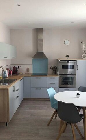 Fridge, microwave, oven, stovetop - Hippocampe : Appartement Calme de 45m² Entièrement Rénové et Neuf (Sète)