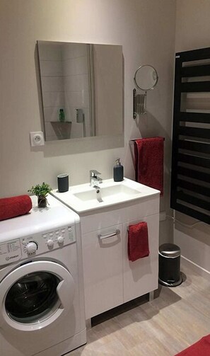 Shower, hair dryer, soap, shampoo - Hippocampe : Appartement Calme de 45m² Entièrement Rénové et Neuf (Sète)