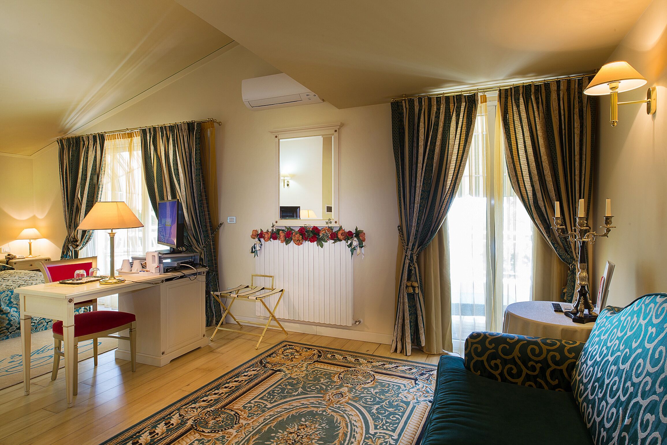 deluxe suite, balcony | 1 bedroom, down duvets, in-room safe, desk