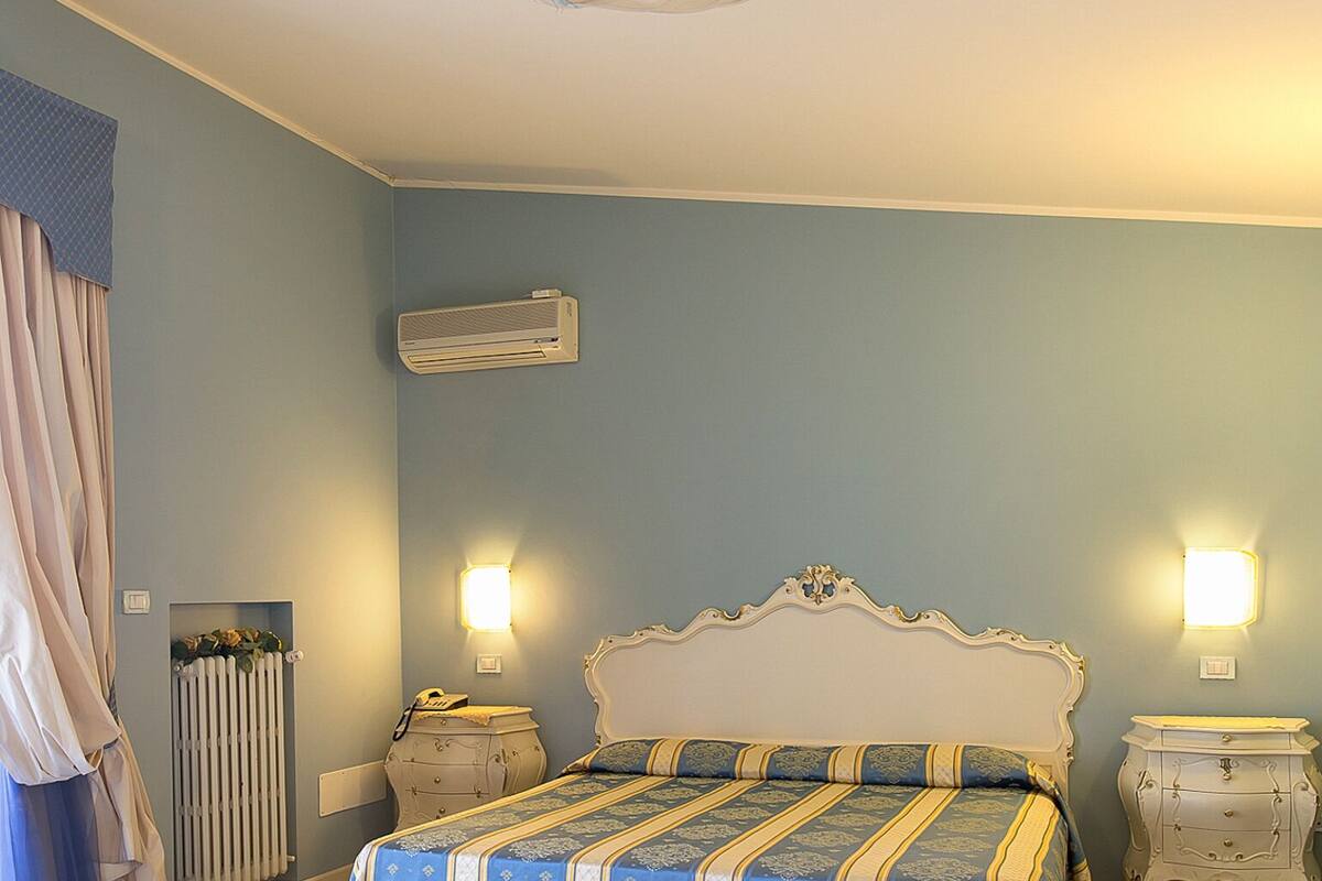 deluxe suite, balcony | 1 bedroom, down duvets, in-room safe, desk