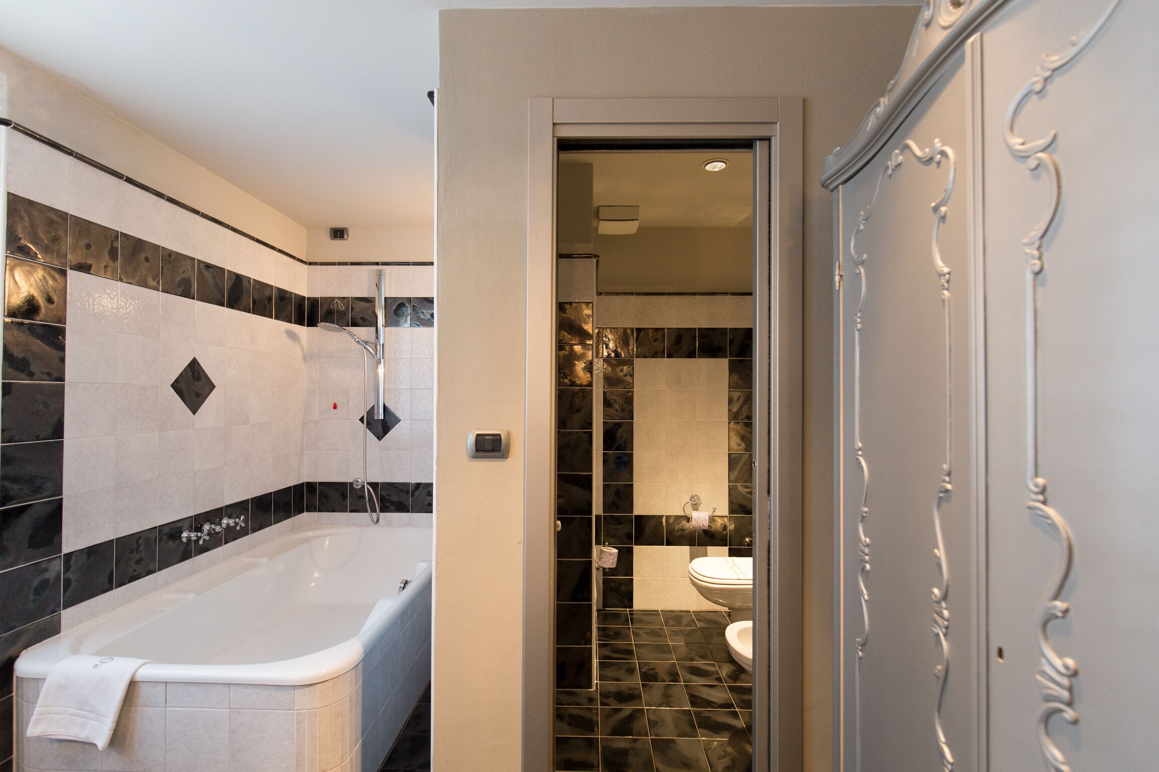 deluxe suite, balcony | bathroom | free toiletries, hair dryer, bidet, towels