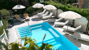 Kolam renang outdoor musiman, dengan payung kolam renang