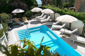 Seasonal outdoor pool, pool umbrellas, sun loungers - Hotel Serenella (Sirmione)