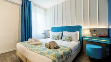 Basic-Doppel- oder -Zweibettzimmer (No Balcony) | Daunenbettdecken, Zimmersafe, Schreibtisch, schallisolierte Zimmer