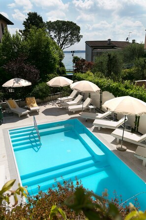 Seasonal outdoor pool, pool umbrellas, sun loungers - Hotel Serenella (Sirmione)
