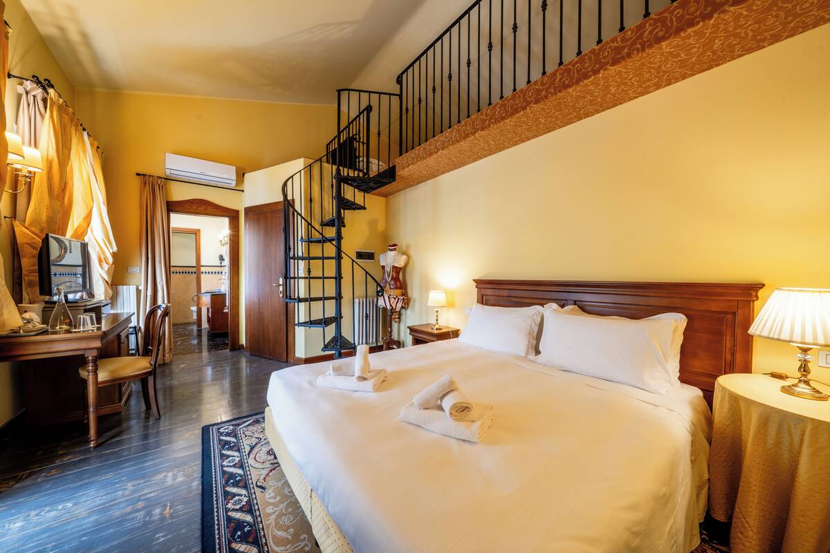 Down duvets, in-room safe, desk, soundproofing