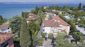 Uma área residencial costeira com casas, piscina e vista para o mar.
