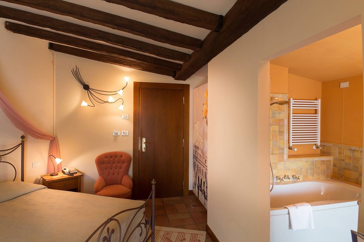 Down duvets, in-room safe, desk, soundproofing
