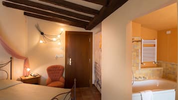 Una camera da letto con un letto, una lampada da comodino e una sedia. Si apre una porta verso un'altra stanza.