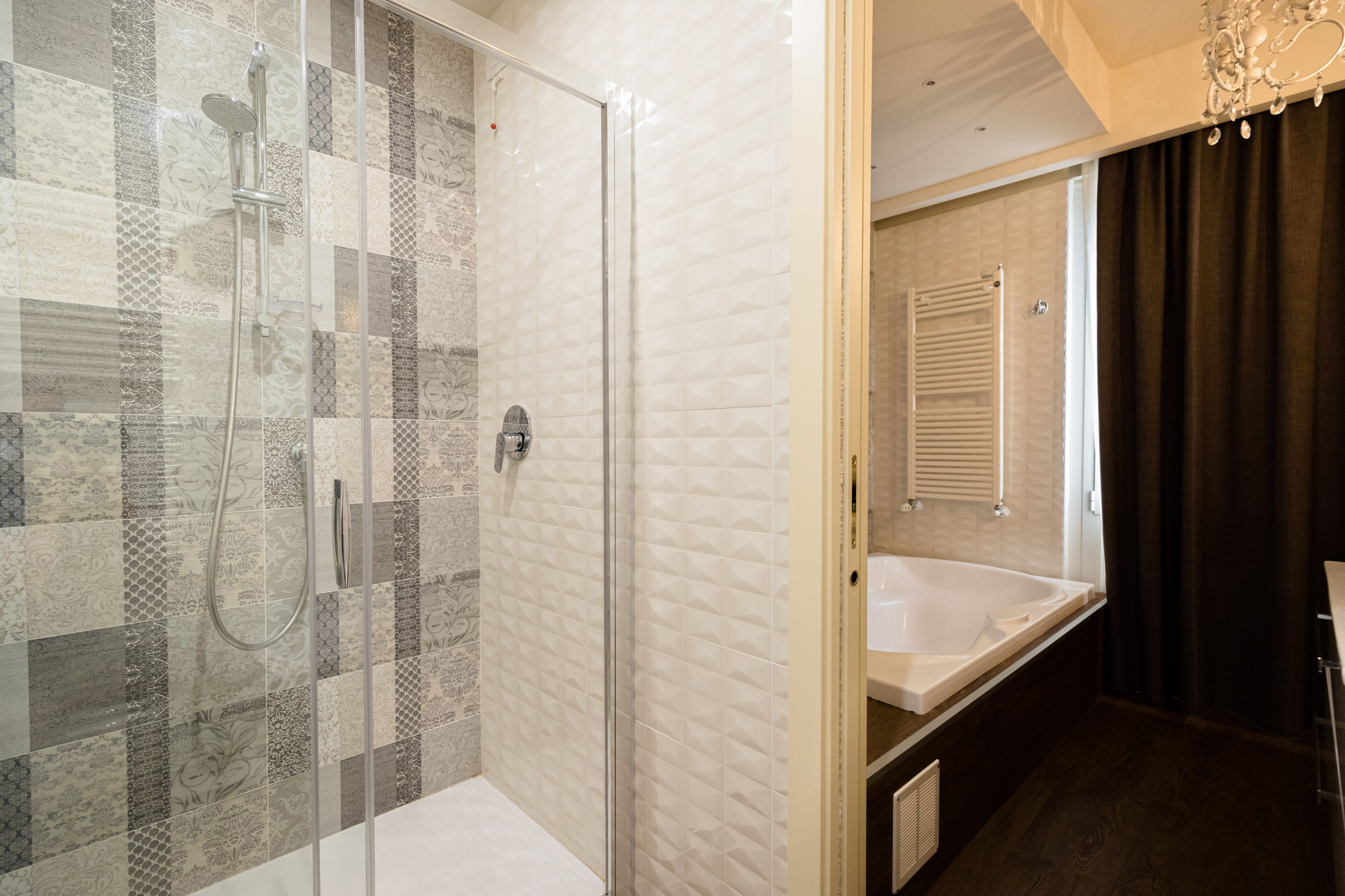 Deluxe suite, balkon | Badkamer | Gratis toiletartikelen, een haardroger, een bidet, handdoeken