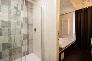 Deluxe Suite, Balcony | Bathroom | Free toiletries, hair dryer, bidet, towels