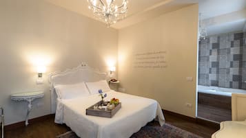 Un dormitorio ordenado con una cama grande, mesitas de noche, un candelabro y una pared decorativa con una cita.