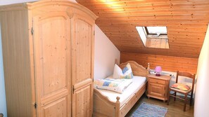 4 habitaciones, tabla de planchar con plancha, wifi y ropa de cama