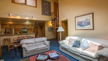 Apartemen, 2 kamar tidur | Ruang keluarga | Perapian