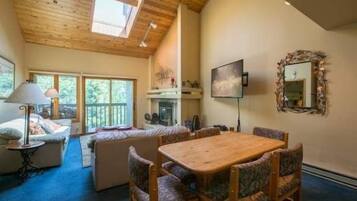 Apartment, 2 Bedrooms | Private kitchen | Fridge, oven, coffee/tea maker, toaster