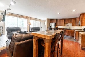 Apartment, 2 Bedrooms | Private kitchen