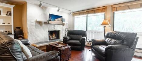 Apartamento, 2 quartos | Área de estar | TV