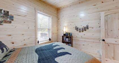 Cozy Bear Den 2 Bedroom Cabin by RedAwning