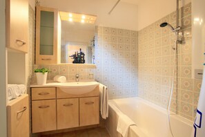 Bathtub, towels