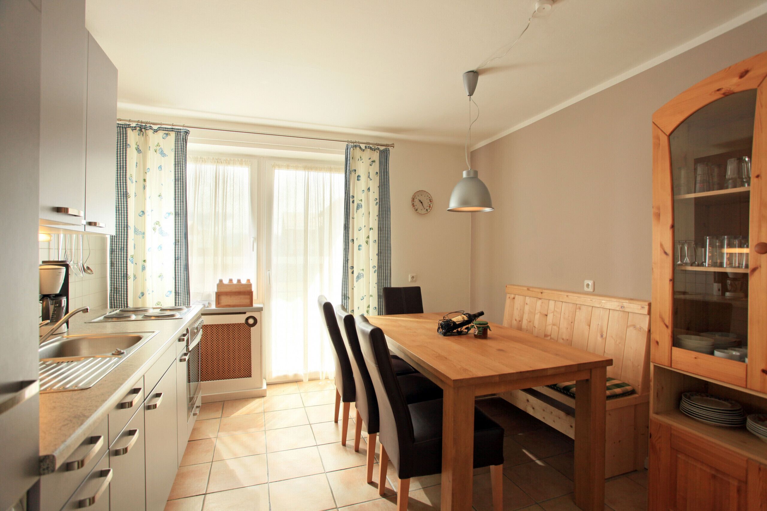 Kühlschrank, Ofen, Geschirrspüler, Wasserkocher mit Kaffee-/Teezubehör