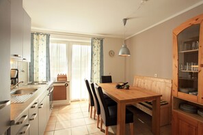 Kühlschrank, Ofen, Geschirrspüler, Wasserkocher mit Kaffee-/Teezubehör