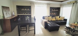 Smart TV - OURASOL 2 Bedroom Apartment in Santa Eulalia, Albufeira Centre (Albufeira)