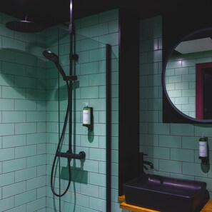 Shower, rainfall showerhead, hair dryer, towels - Duke Street Boutique Hotel (Liverpool)